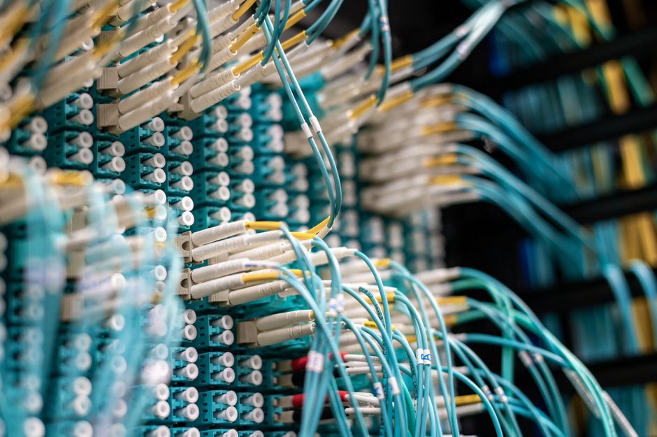 Arquitetura de data center com redundância geográfica e monitoramento contínuo de integridade