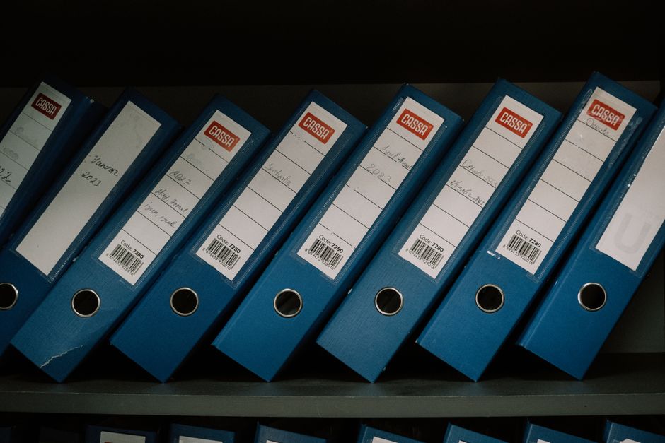 Diagrama comparativo entre PDF comum e PDF/A mostrando dependências externas eliminadas em preservação digital