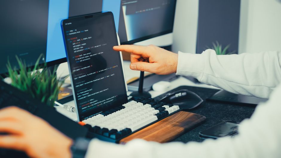 Sistema de limpeza automática e validação de dados em CRM