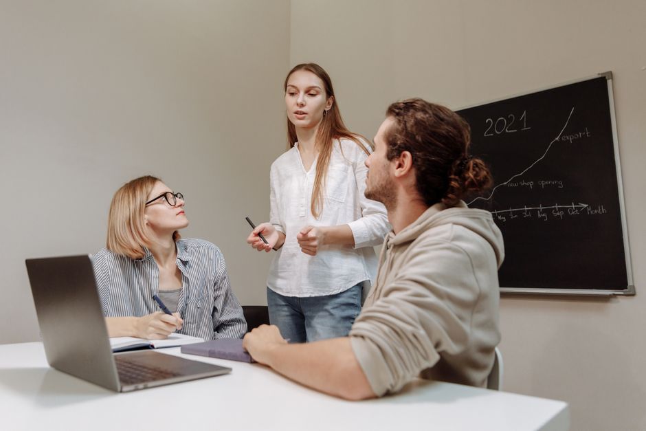 Equipe de startup analisando métricas de automação e crescimento