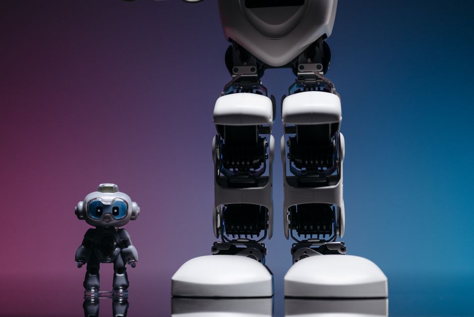 Comparação visual entre automação tradicional e revenue agêntico em funil de vendas