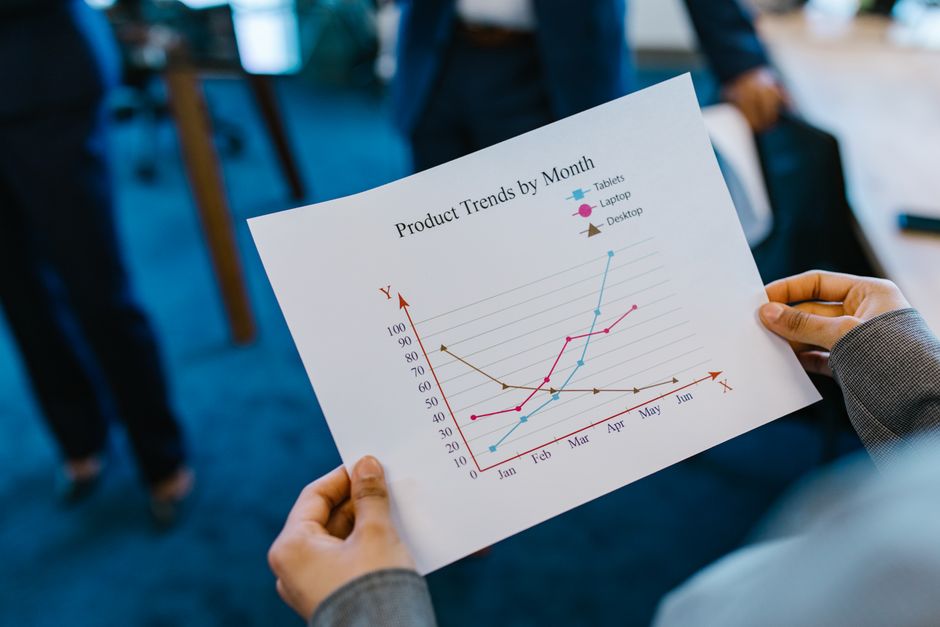 Gráfico mostrando distribuição de tempo em atividades operacionais vs. estratégicas em agências de growth