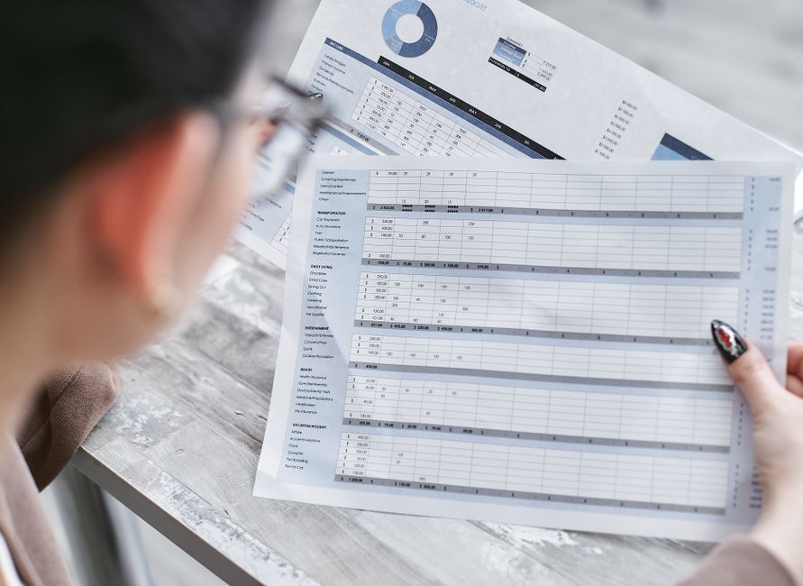 Comparação entre gestão de leads em planilha versus CRM com funil estruturado