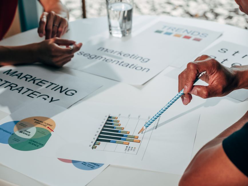 Equipe de vendas analisando qualidade de leads no CRM com métricas visuais