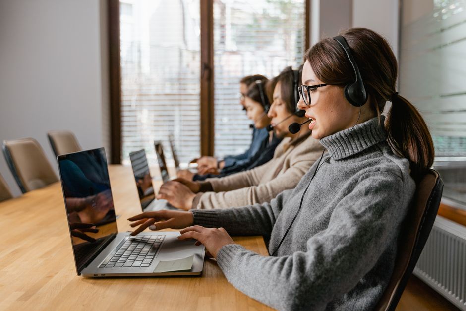 Time analisando dados de clientes em dashboard de CRM