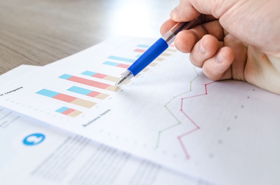 IA analisando padrões e métricas de inteligência de negócios